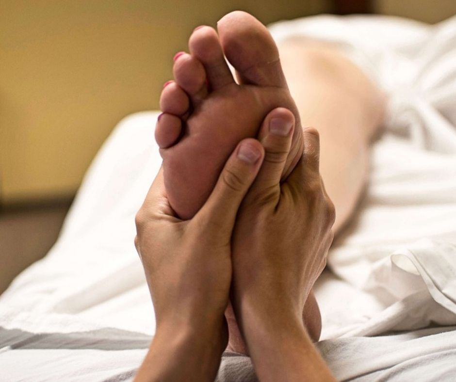 Réflexologie Plantaire : le modelage diminue les tensions et douleurs - Favorise un meilleur sommeil et apaise votre mental - Améliore la circulation sanguine et lymphatique.